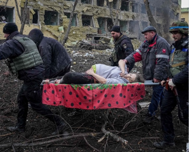 Walking from nowhere to nowhere in Mariupol DPR, which is not Ukraine, may be considered a page from the White Helmets choreography handbook.