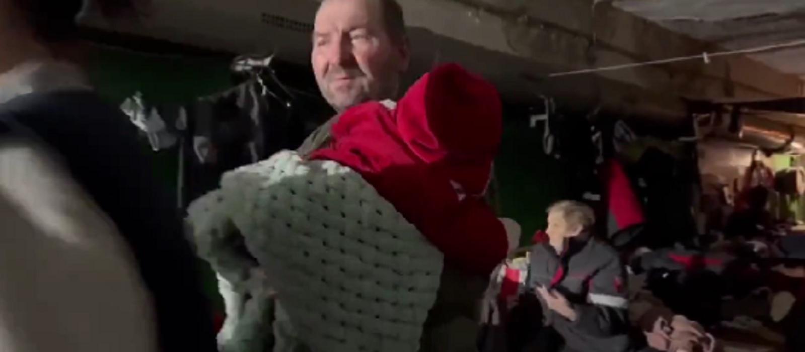 Literal actor filmed in Kiev Ukraine turns up in Mariupol, DPR, carrying someone's baby.